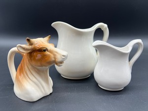 lot 67 image: Vintage Set of Cream Pitchers and Cow Creamer
