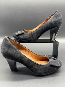 lot 106 image: Ladies Clarks Black Suede Pumps with Bow Detail Size 9M