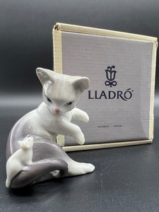 lot 139 image: Lladro Porcelain Figurine Cat and Mouse