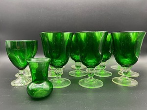 lot 162 image: Collection of 14 Vintage Green Glass Goblets and Vase