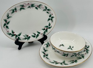 lot 310 image: Mikasa Christmas Holly Dinnerware