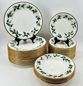 lot 312 image: Mikasa Christmas Garland Dinnerware Set