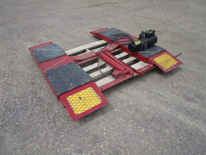 lot 11 image: Snap-On Drive Over Automotive Hoist