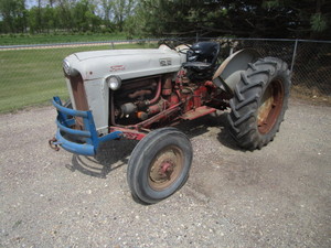 lot 3 image: Ford 800 Tractor