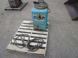 lot 9 image: Century Arc Welder
