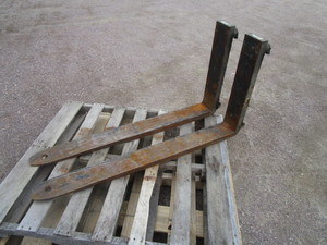 lot 14 image: Class 3 48 Pallet Forks