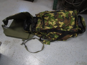 lot 189 image: Camo Gear Bag & Seat Cushion