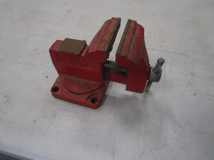 lot 255 image: 3.5 Bench Vise