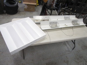 lot 260 image: Light Fixtures