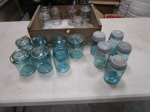 lot 322 image: (18) Vintage Pint Jars