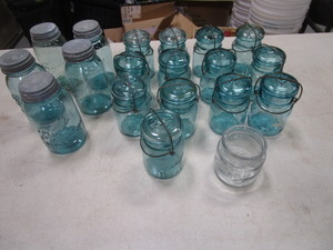 lot 323 image: (14) Pint & (5) Quart Vintage Jars
