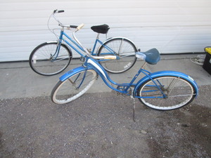 lot 326 image: (2) Vintage Schwin Bikes