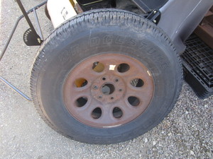 lot 338 image: Spare Pickup Wheel 5 12 BC & 26575R17 Tire