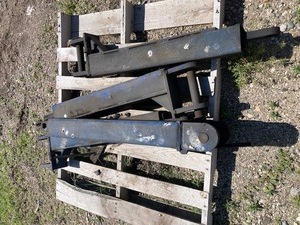 lot 27 image: Hoist Arms