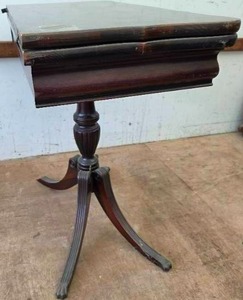 lot 17 image: Duncan Phyfe Flip-top table