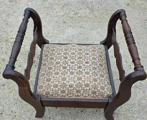 lot 22 image: Vintage 1920s Dressing Chair