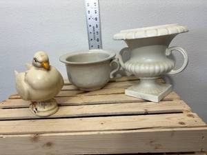 lot 17-F2025 image: Mixed Lot Vintage Redwing USA number 850 double handled vase HAEGER number 649 USA pigeon seated, & Goodwin Bros. handled bowl stoneware