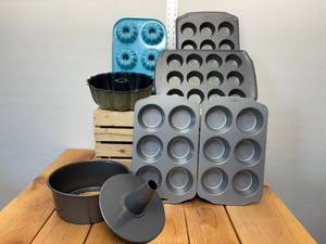 lot 30-F2025 image: 7 Pieces Bakeware 2 Wilton Jumbo Muffin Tin, Wilton perfect performance angel food cake pan, Pampered Cheff Baby Blue Enamel Mini Bunt Pan