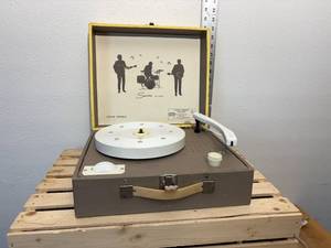 lot 31-F2025 image: Vintage Lionel spear tone, portable electric record player phonograph model 44000 style 604