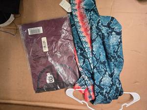 lot 27 image: Lots of 2 Womens Wears (NEW) AB Blouse Size 3X and a Head Wrap Scaff