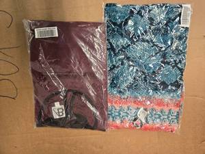 lot 33 image: Lots of 2 Womens Wears (NEW) AB Blouse Size 3X and a Head Wrap Scaff