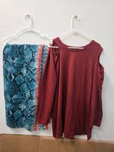 lot 39 image: Lots of 2 Womens Wears (NEW) AB Blouse Size 3X and a Head Wrap Scaff