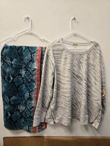 lot 37 image: Lots of 2 Womens Wears (NEW) AB Blouse Size 1X and a Head Wrap Scaff