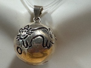 lot 16G image: Sterling Silver Animal Engraved Round Pendant Necklace
