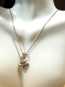 lot 27G image: Sterling Silver Floral Pendant Necklace with 17.5 Inch Chain