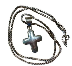 lot 32G image: Sterling Silver Cross Pendant with 20-Inch Box Chain Necklace