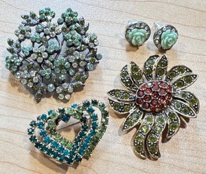 lot 49G image: Set of 4 Vintage Rhinestone Brooches and Floral Earrings