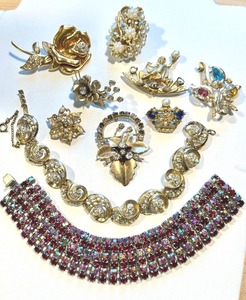 lot 58G image: Vintage Jewelry Set Brooches, Bracelet, and Single Earring
