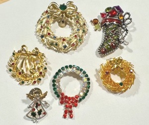 lot 63G image: Collection of 6 Assorted Christmas Pins and Brooches
