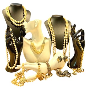 lot 89G image: Collection of Vintage Style Pearl and Rhinestone Jewelry