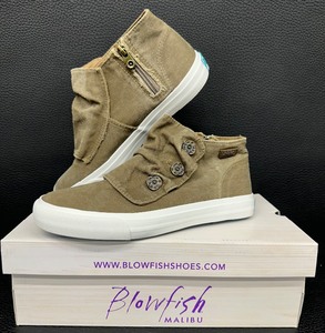 lot 49 image: Blowfish Malibu Mizu Whiskey Smoked Canvas Shoes - Size 7 12