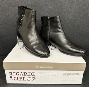 lot 19 image: Regarde le Ciel Black Leather and Suede Zip Up Boots - Size 39