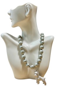 lot 22J image: Crown Trifari Vintage Brooch and Silver Tone Beaded Necklace Set