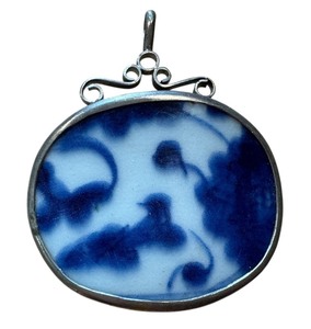 lot 122G image: Vintage Chinese Blue and White Porcelain Pendant