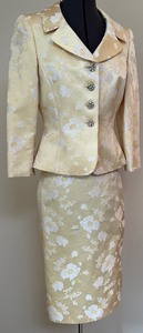 lot 92 image: Tahari Suit and Jacket Set - Pale YellowWhite Jacquard Flower Print with Pearl & Crystal Buttons - Size 6