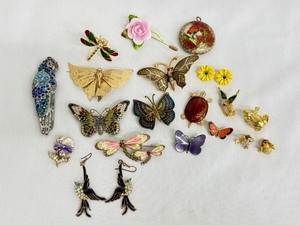 lot 58R image: Collection Vintage Butterfly, Flowers, and Animal Brooches