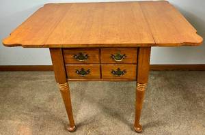 lot 25 image: Vintage Early American Style Drop Leaf End Table with One Drawer