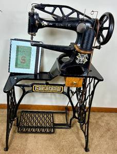 lot 11 image: Vintage Singer Sewing Machine No. 29-4
