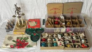 lot 24 image: Shiny Brite Ornaments and Vintage Christmas Dcor Pieces