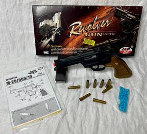 lot 76 image: Airsoft UHC M-2958519 Revolver (NEW)
