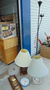 lot 16 image: 2 Table Lamps, Floor Lamp, Humidity Meter and Clock