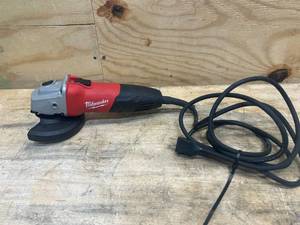 lot 53 image: MILWAUKEE- 4-12 Grinder (6130-33)