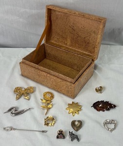 lot 48 image: Vintage Collection of Pins and Brooches with Jewelry Box