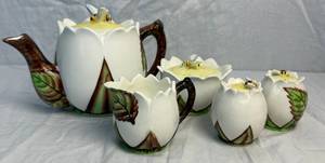 lot 77 image: Lefton Beeline Collection of Teapot, Cream & Sugar plus Salt & Pepper