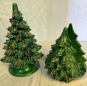 lot 94 image: Vintage Lit Christmas Tree and Hand Painted Napkin Holder