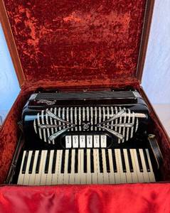 lot 116 image: Sonola Rivoli Piano Accordion 41 keys 120 Bass Buttons